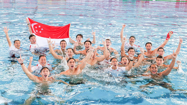 对阵都灵时的这粒任意球，至今仍让红黑军团球迷津津乐道（对都灵那记任意球，至今仍令红黑军团球迷回味无穷）