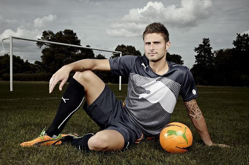 姆巴佩在圣马梅斯闪耀：一记游戏般的进球助力皇马取胜（姆巴佩圣马梅斯高光时刻：一记游戏级神球助皇马取胜）