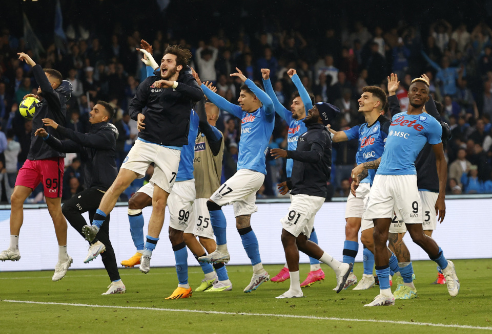 记者：阿莫林组建新的领导小组，包括B费、马奎尔、利马等人（记者：阿莫林打造全新领袖小组，B费、马奎尔、利马在列）