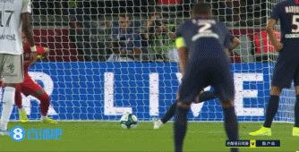 前锋单场双响，全场瞩目