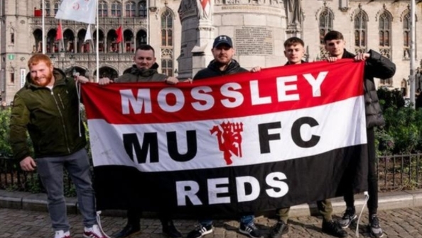 德媒：由于手指受伤，诺伊尔近两场都佩戴特制的四指手套参赛（德媒：手指伤势影响，诺伊尔连续两场戴特制四指手套出战）