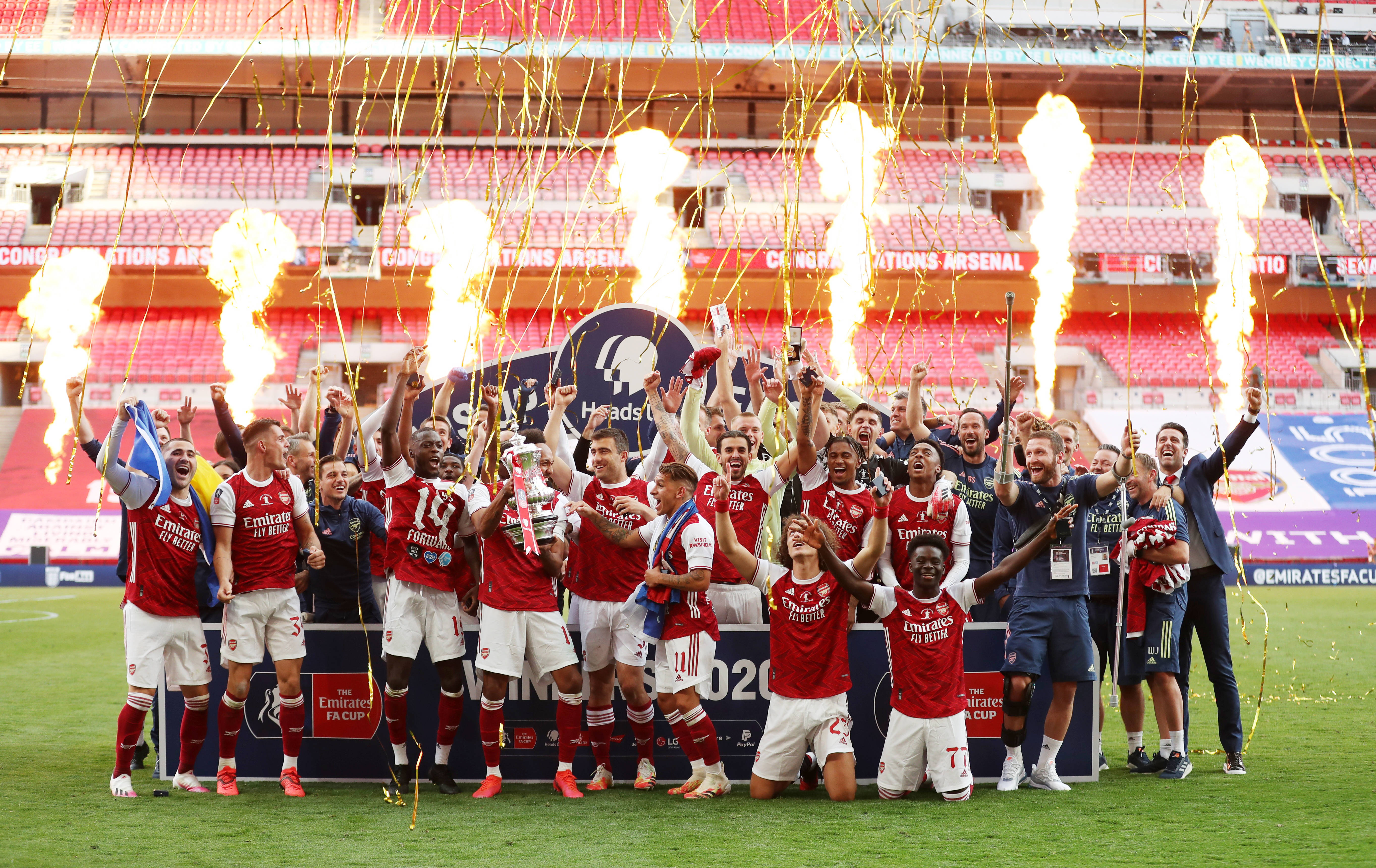 梅西抵达印度行第二站海得拉巴，现场球迷高呼梅西的名字（梅西抵达印度之旅第二站海得拉巴，现场球迷齐声高呼其名）