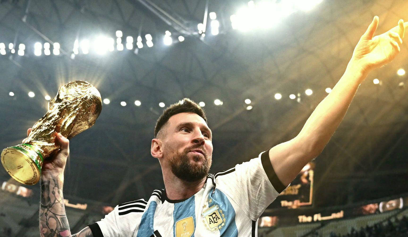 从手足无措到游刃有余，齐达内在公园学着踢毽子（齐达内公园练踢毽子：从手忙脚乱到驾轻就熟）