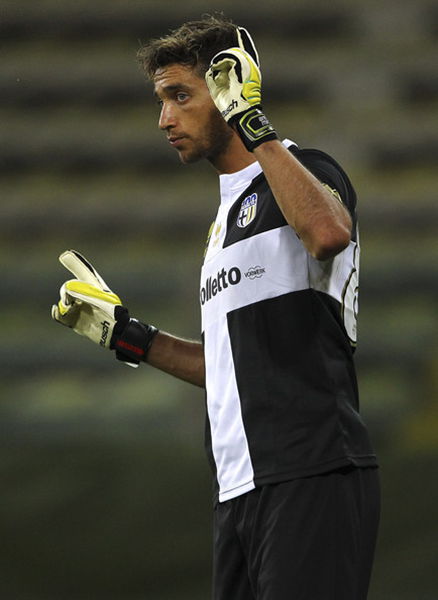 骑士本赛季吃到11场败仗时仅取14胜，上赛季为56胜11负（骑士本季仅14胜11负，上季曾达56胜11负）