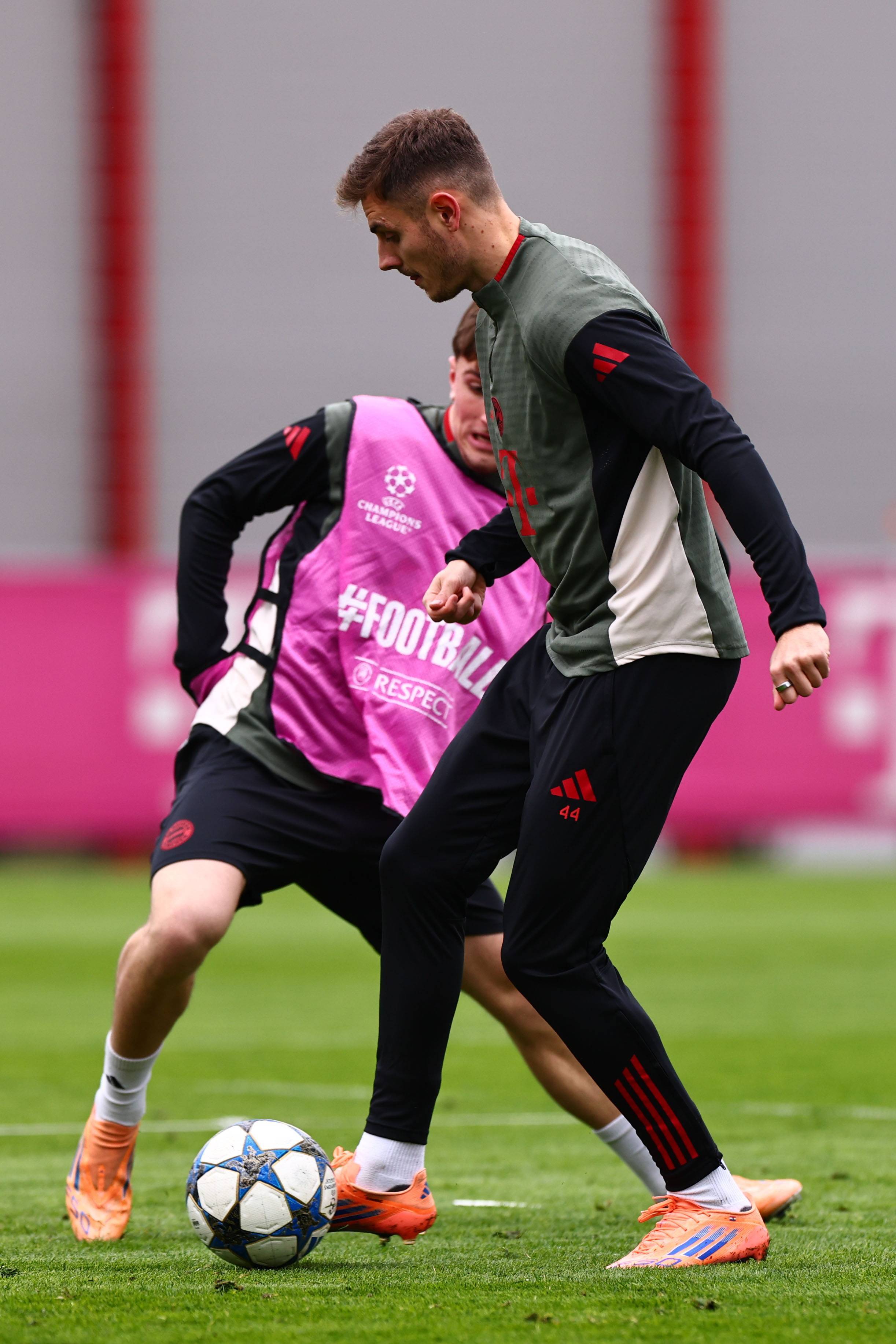 半场战报：奥地利U17 0-0日本U17，双方破门乏术（半场战况：奥地利U17与日本U17互交白卷，0-0僵持）