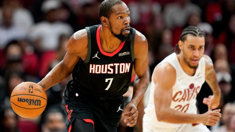 詹姆斯背身单打得分，引领球队节奏（詹姆斯背打取分，掌控比赛节奏）